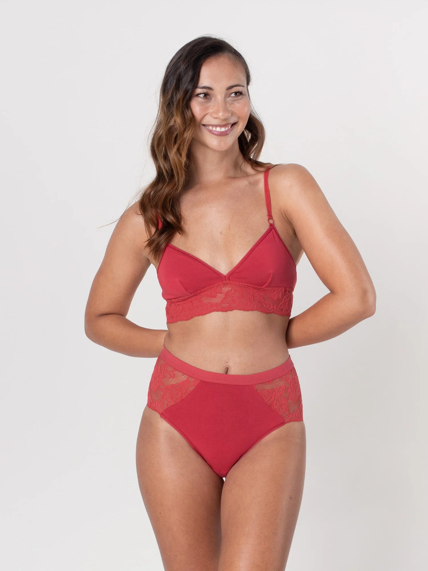 Unser Model Gvantsa ist 1,68 m groß und trägt Amelie in weinrot in der Größe 36