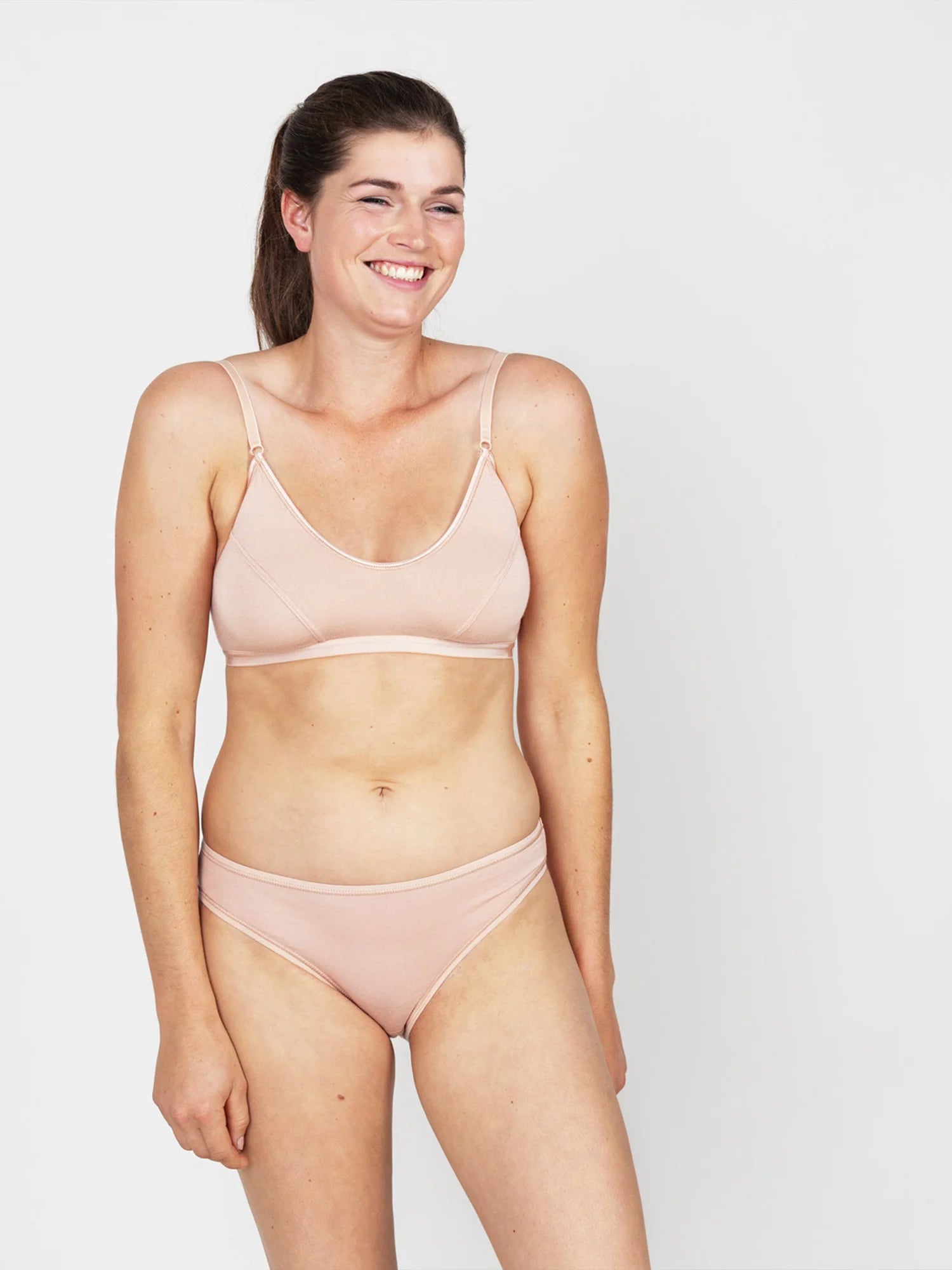Unser Model Preethi ist 1,53 m groß und trägt Edith in umbra in der Größe 40