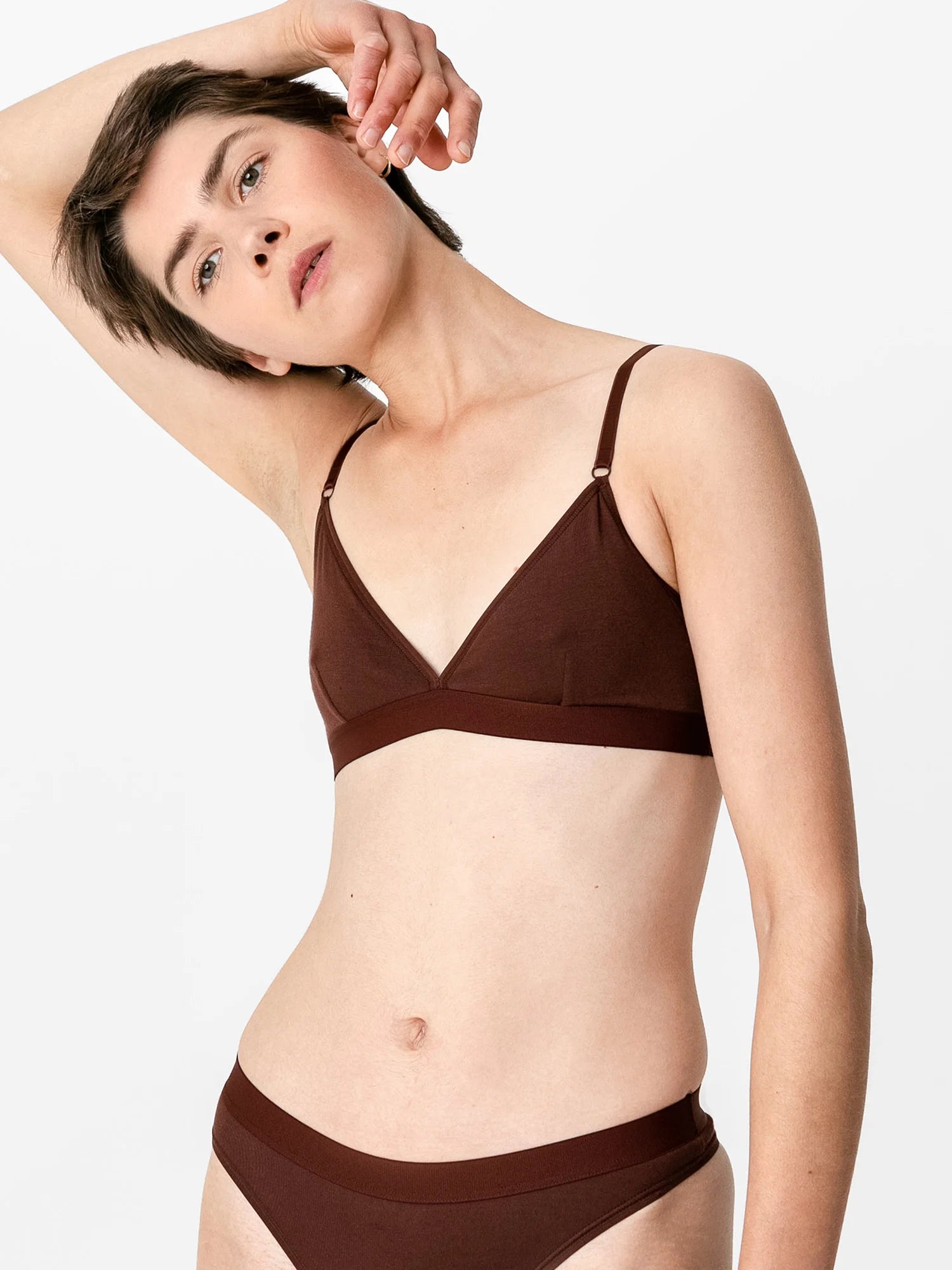 Unser Model Preethi ist 1,53 m groß und trägt Merle in terra in der Größe 38