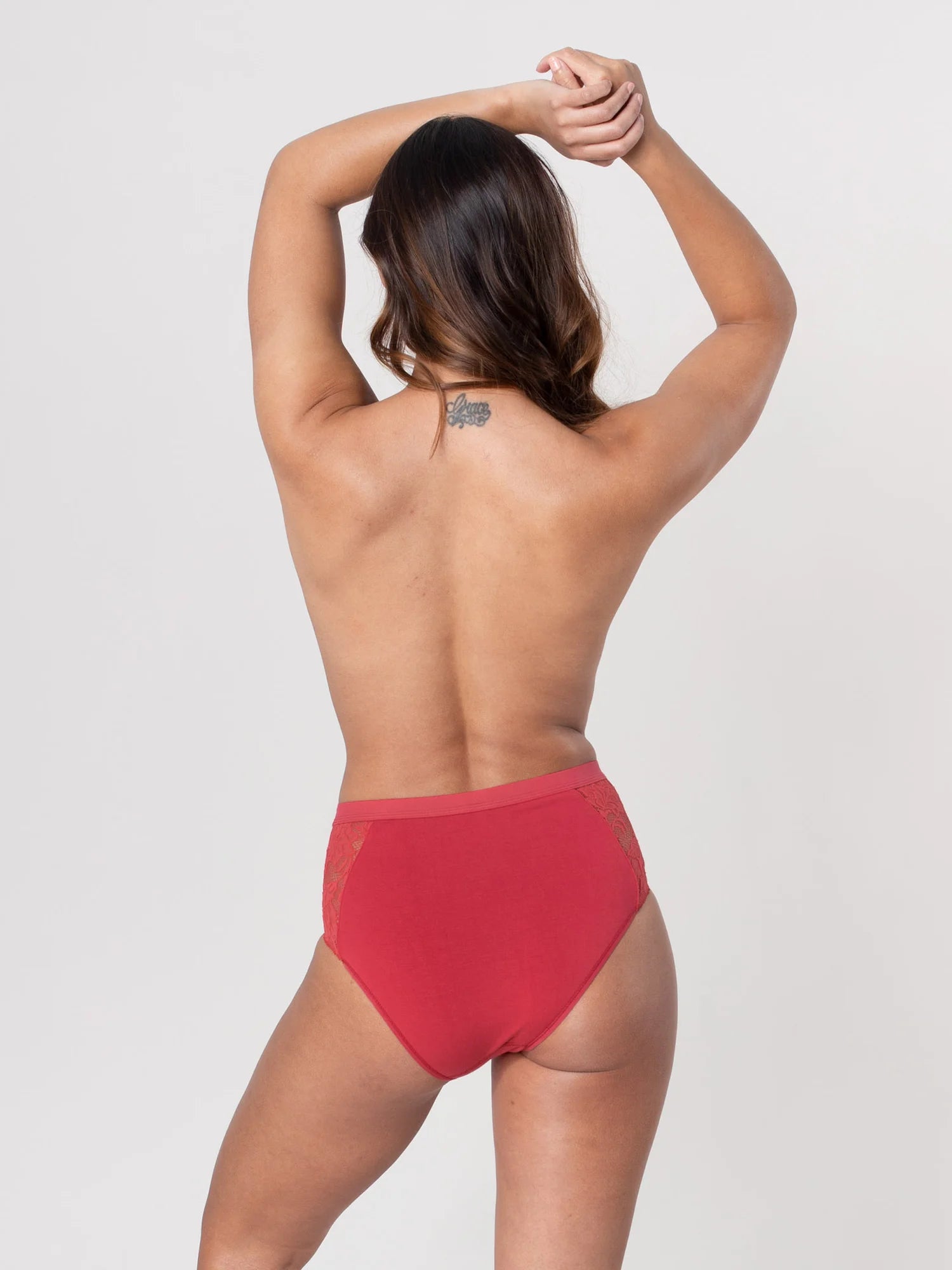 Unser Model Sandra ist 1,70 m groß und trägt Margarete in weinrot in der Größe 38