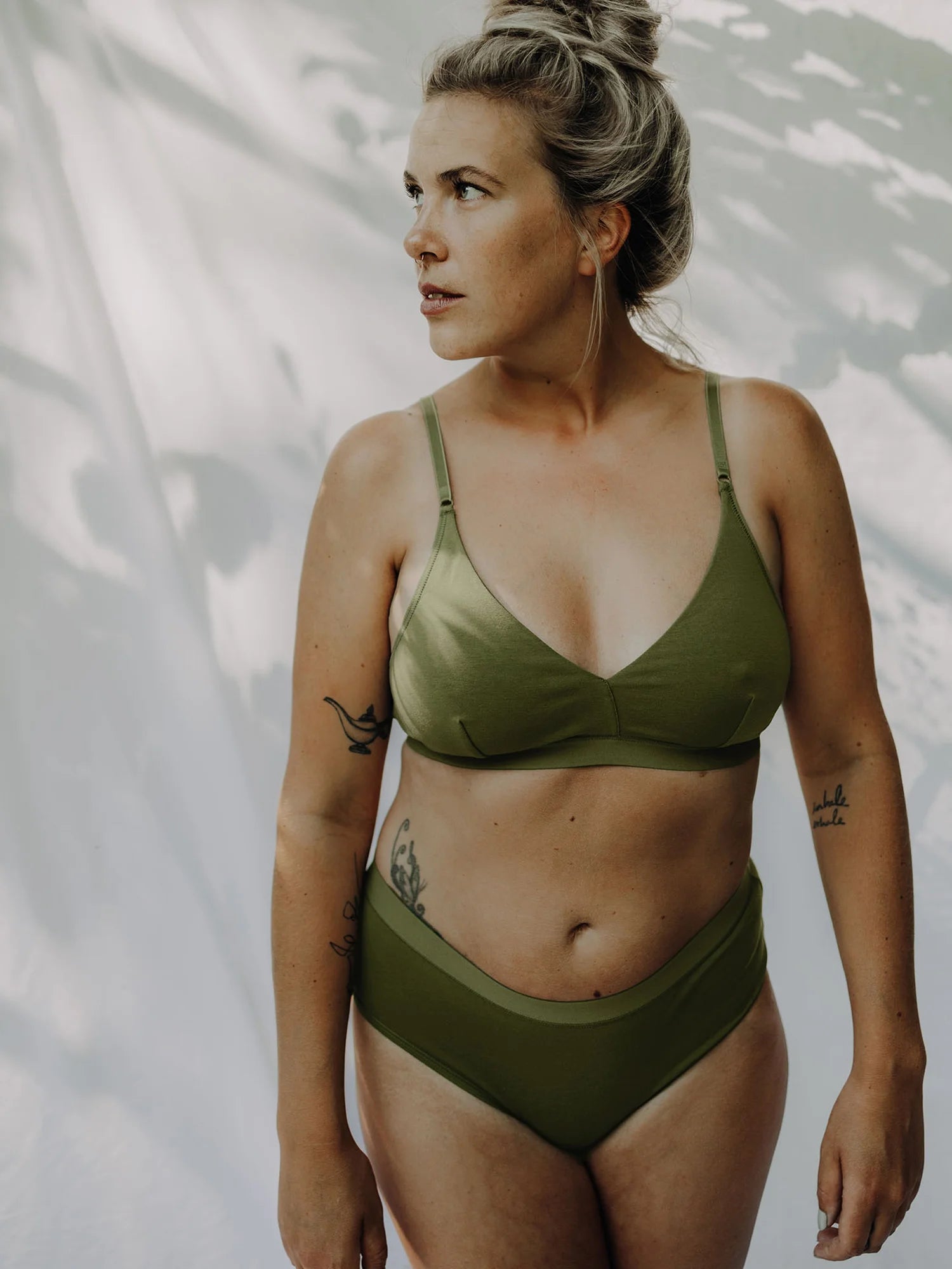 Unser Model Sandra ist 1,70 m groß und trägt Carla in weiß in der Größe 38