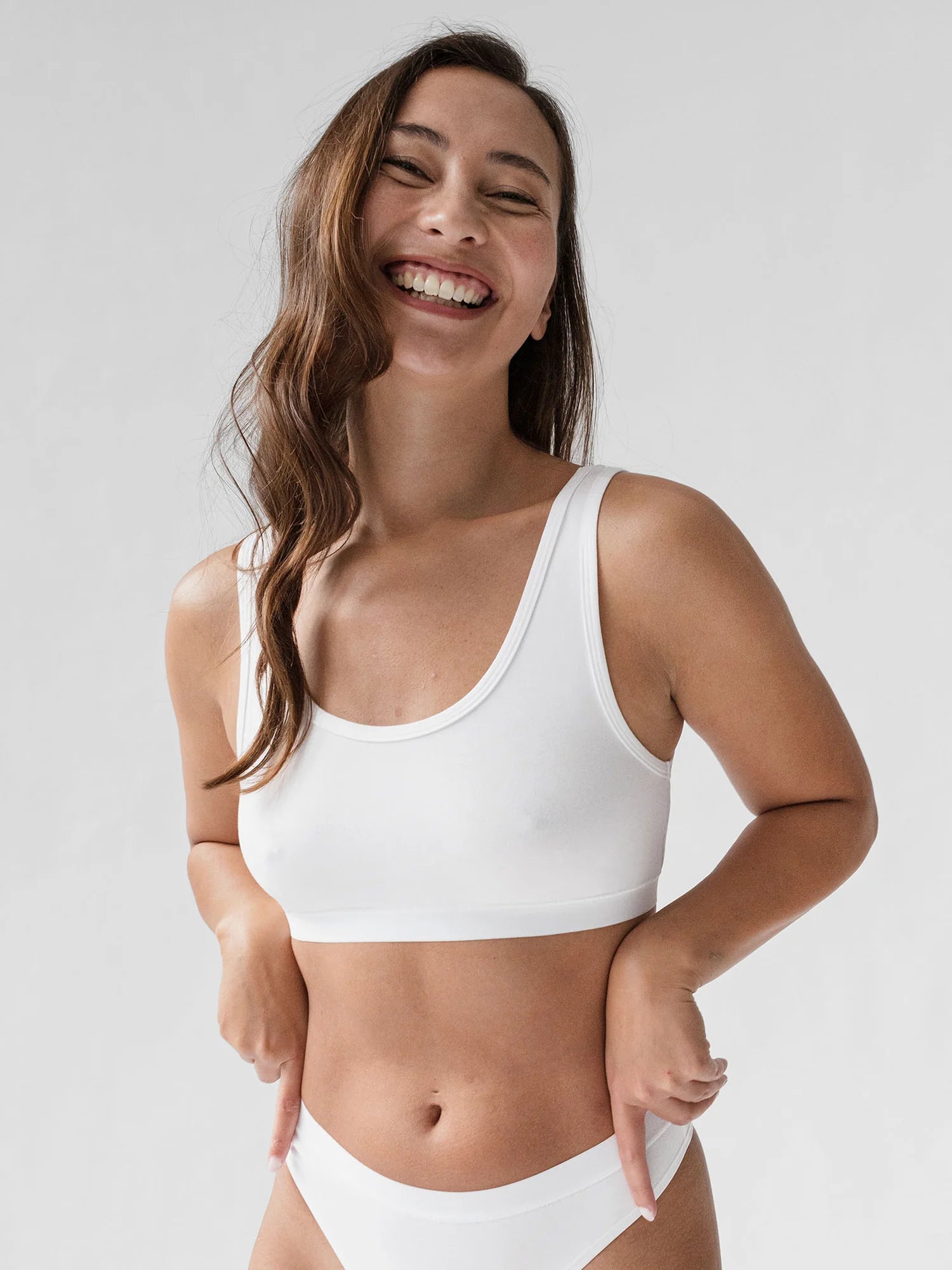 Unser Model Sandra ist 1,70 m groß und trägt Vera in weiß in der Größe 38