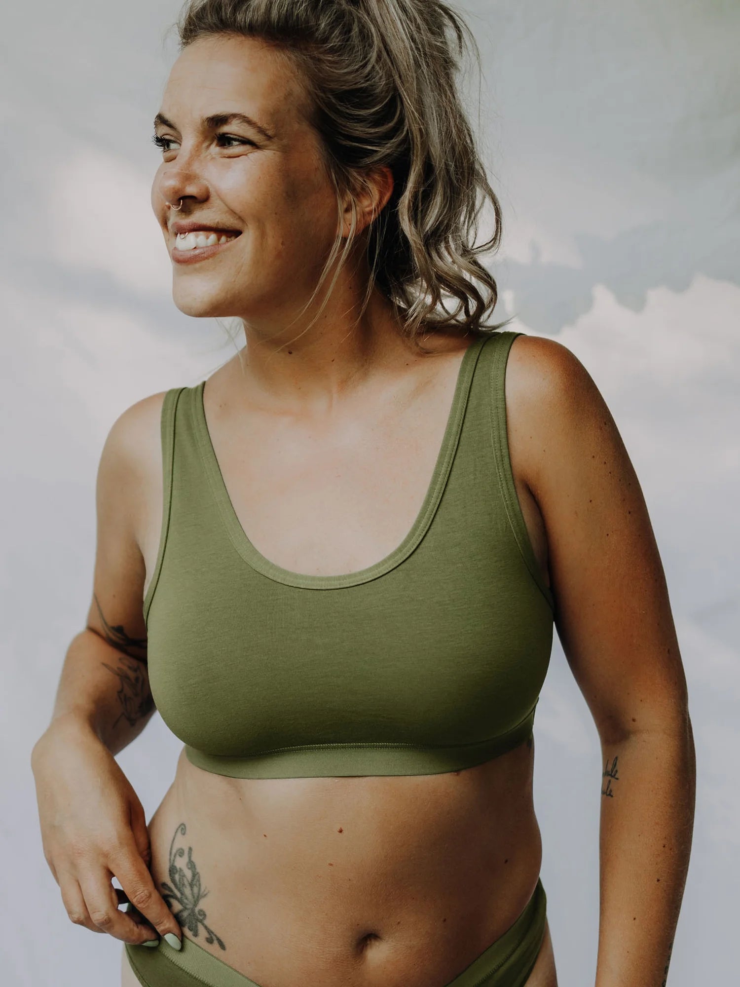 Unser Model Sandra ist 1,70 m groß und trägt Vera in weiß in der Größe 38
