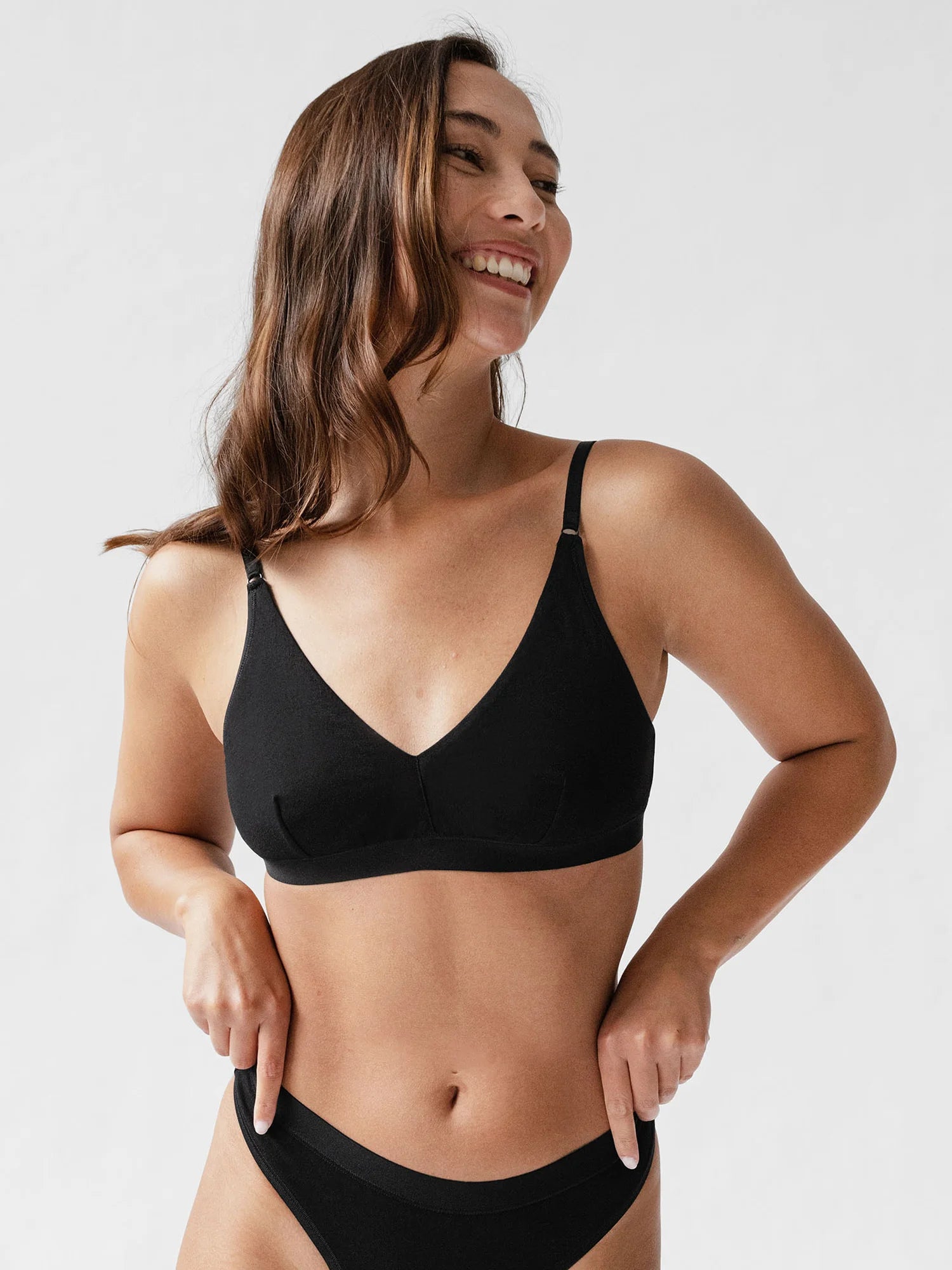 Unser Model Sandra ist 1,70m groß und trägt Viola in weiß in der Größe 38