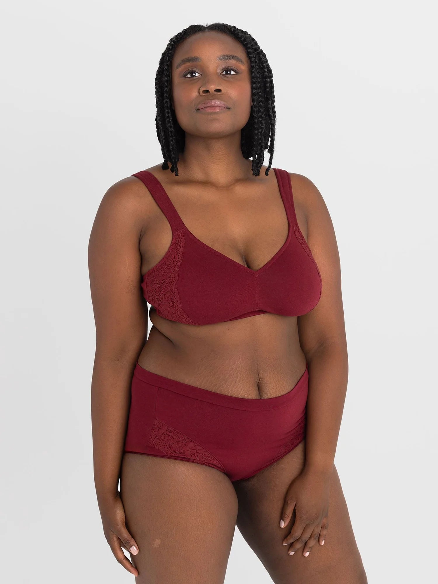 Unser Model Lisa ist 1,68m groß und trägt eine Größe 80B