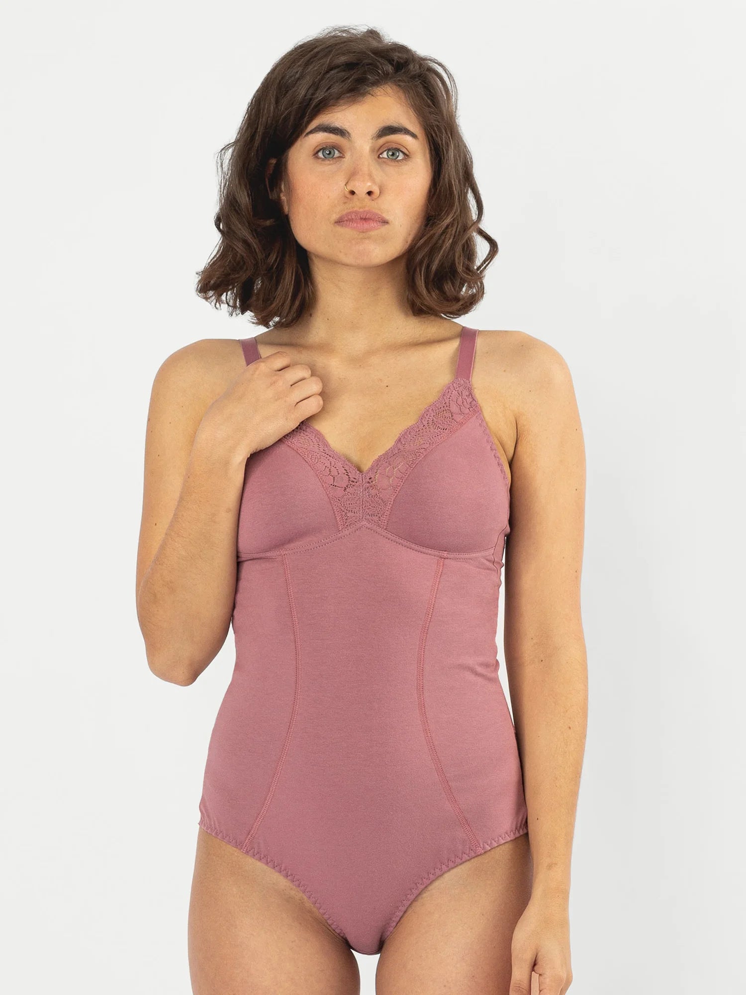 Unser Model Leticia ist 1,75 m groß und trägt Magdalena in cappuccino in der Größe 90C