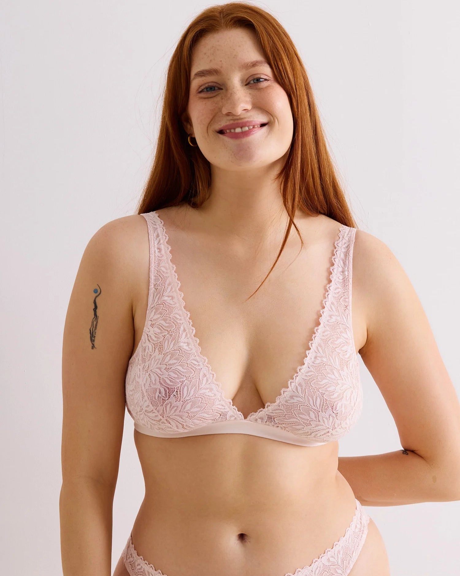 Unsere Models tragen den Dreamy Plunge BH in Größe 42 bzw. 36.