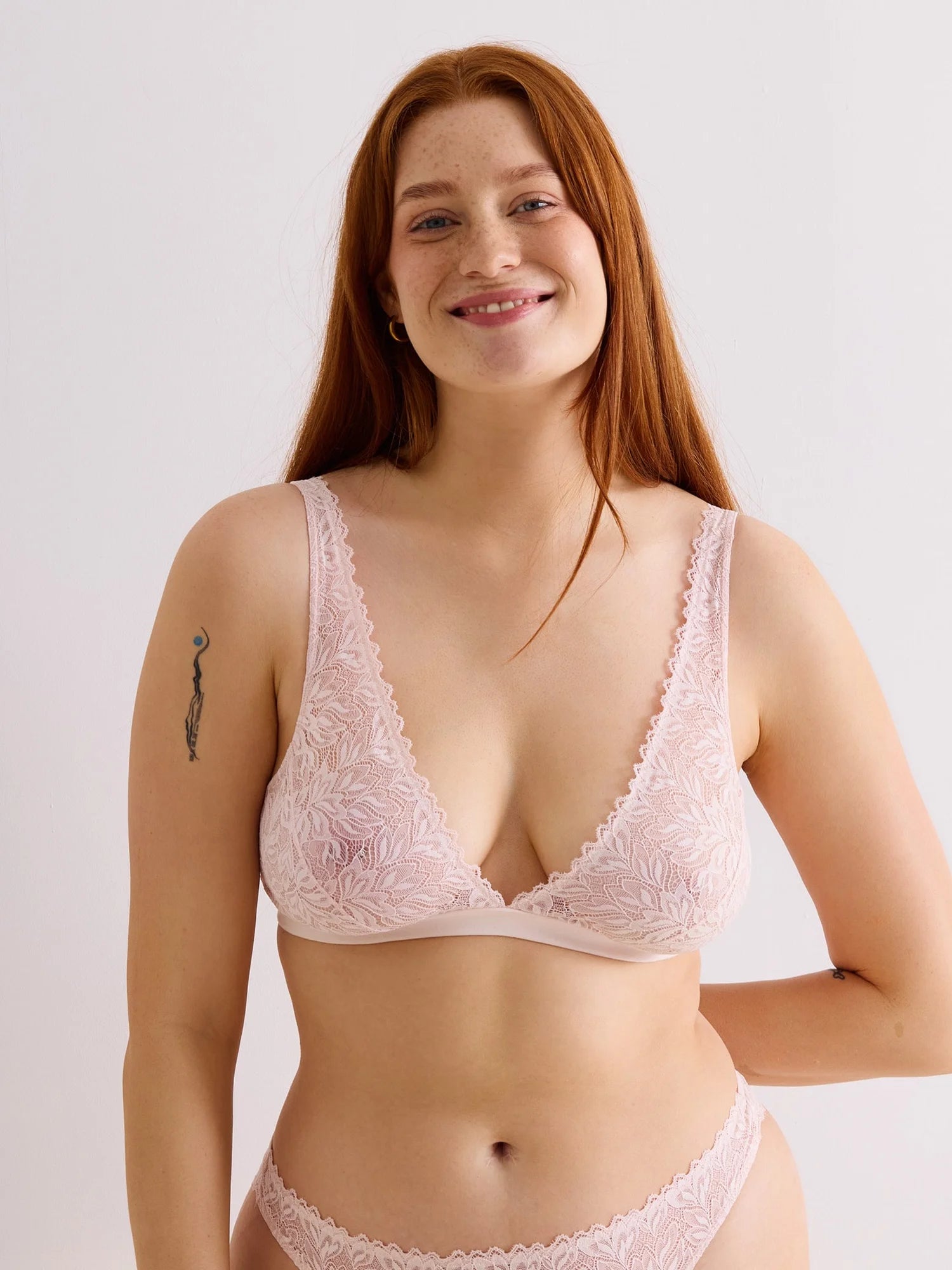 Unsere Models tragen den Dreamy Plunge BH in Größe 42 bzw. 36.