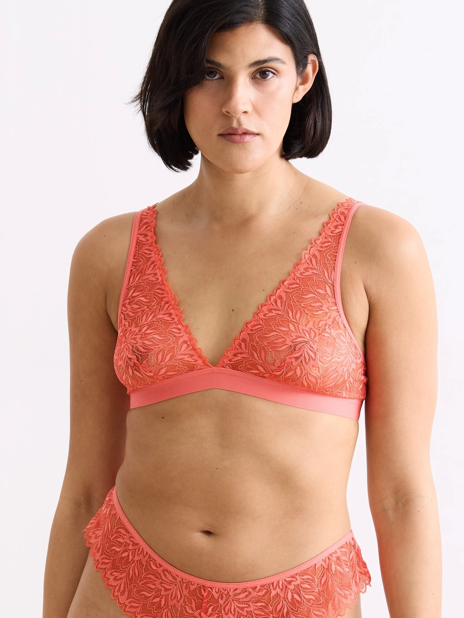 Unsere Models tragen den Dreamy Plunge BH in Größe 42 bzw. 36.
