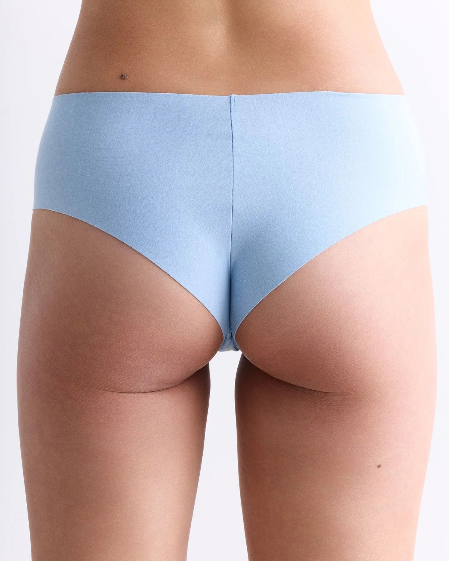 Unser Model ist 170cm groß und trägt Gr. M.
