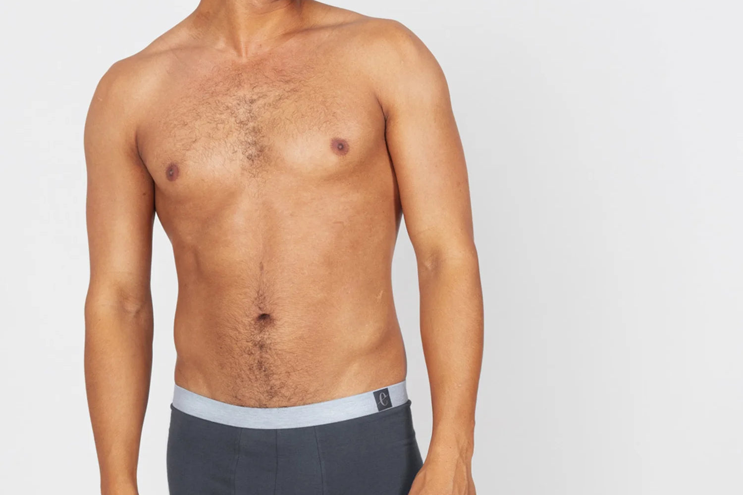Unser Model Chris ist 1,86 m groß und trägt eine Größe L