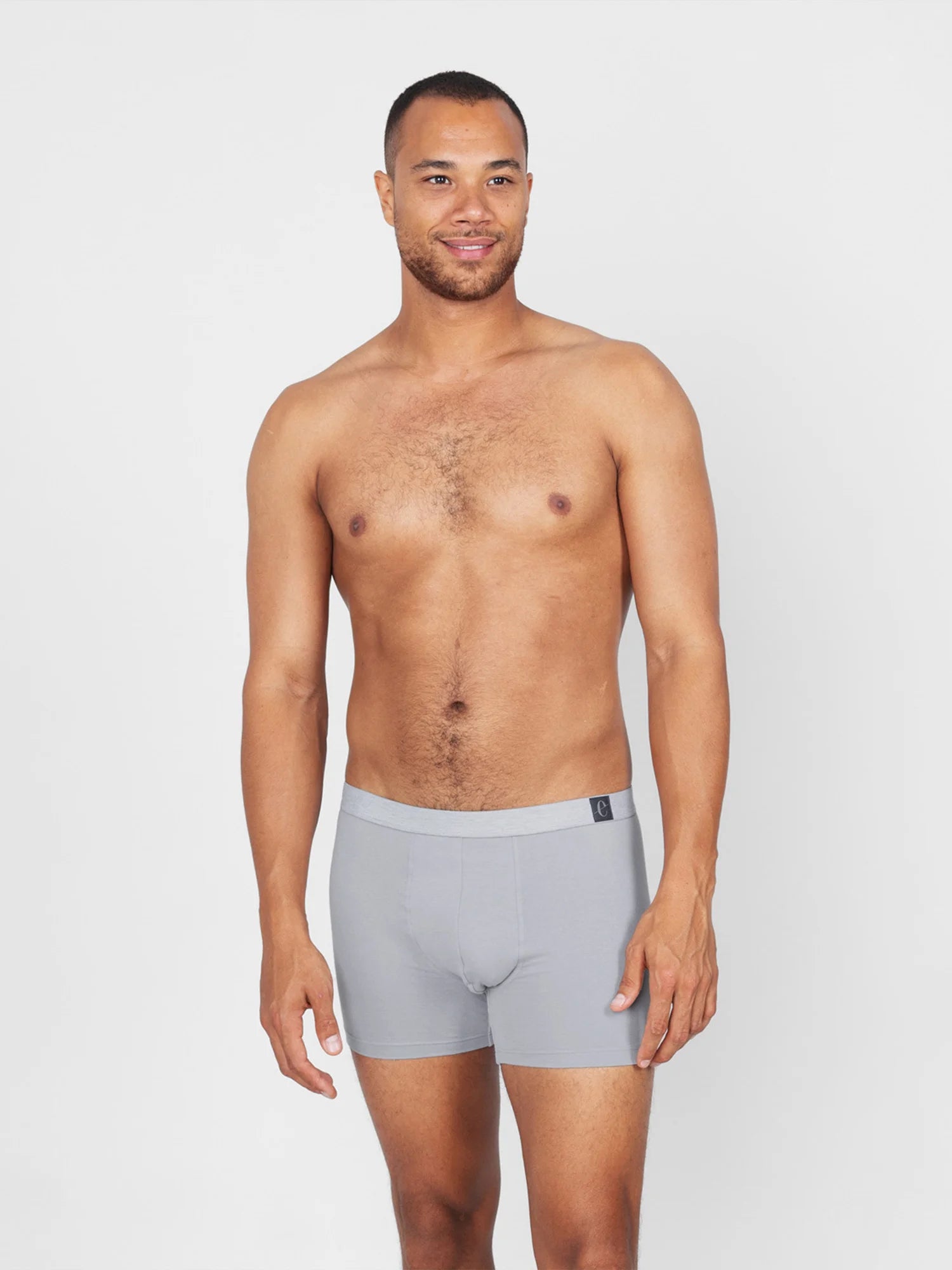 Unser Model Chris ist 1,86 m groß und trägt eine Größe L