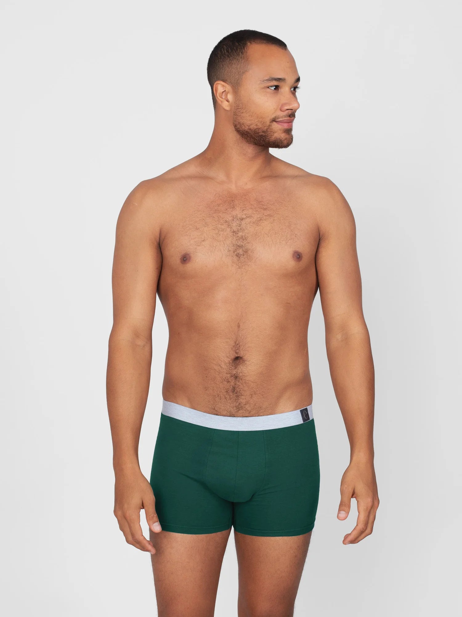 Unser Model Chris ist 1,86 m groß und trägt eine Größe L