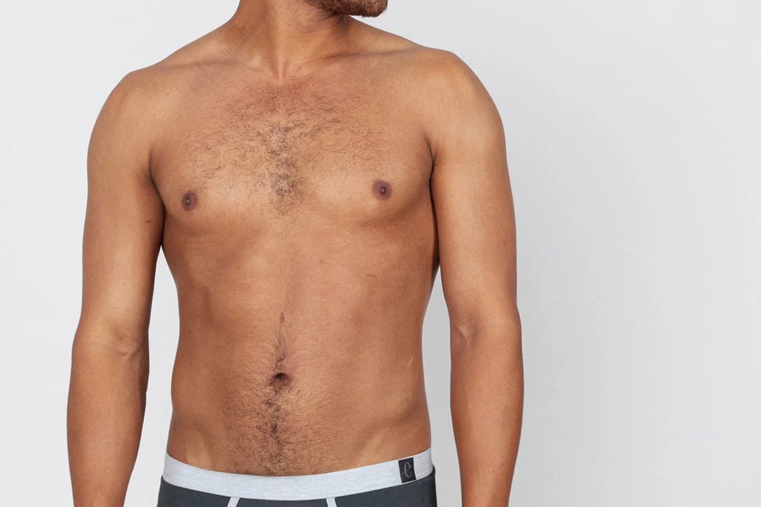 Unser Model Tom ist 1,89 m groß und trägt Theo in graphit in der Größe L