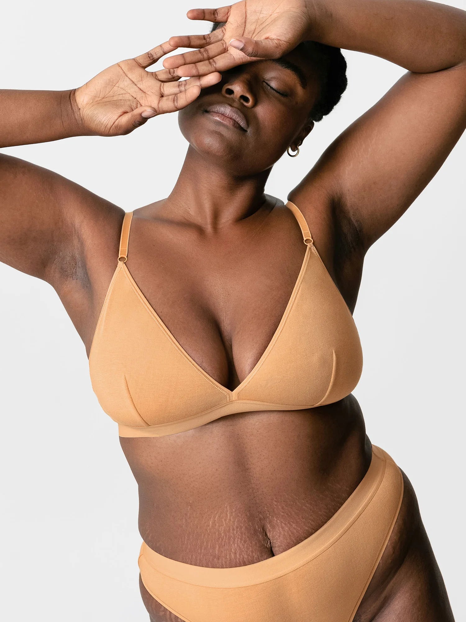 Unser Model Preethi ist 1,53 m groß und trägt Merle in terra in der Größe 38