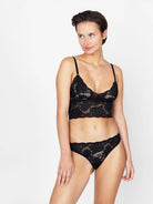 Unser Model Mäggi hat die Größe 75B und trägt Größe 38