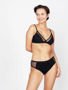Unser Model Vivi hat die Größe 75B und trägt Größe 38