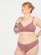 Unser Model Zoe ist 1,67 m groß und trägt Elisabeth in cappuccino in der Größe 75D