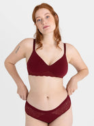 Unser Model Zoe ist 1,67 m groß und trägt Elisabeth in cappuccino in der Größe 75D