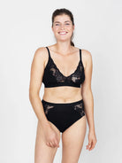 Unser Model Marie ist 1,66 m groß und hat die Konfektionsgröße 44, Alisa trägt sie in der Größe 42C