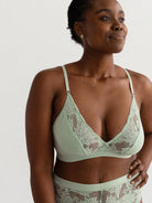 Unser Model Marie ist 1,66 m groß und hat die Konfektionsgröße 44, Alisa trägt sie in der Größe 42C