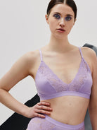 Unser Model Marie ist 1,66 m groß und hat die Konfektionsgröße 44, Alisa trägt sie in der Größe 42C