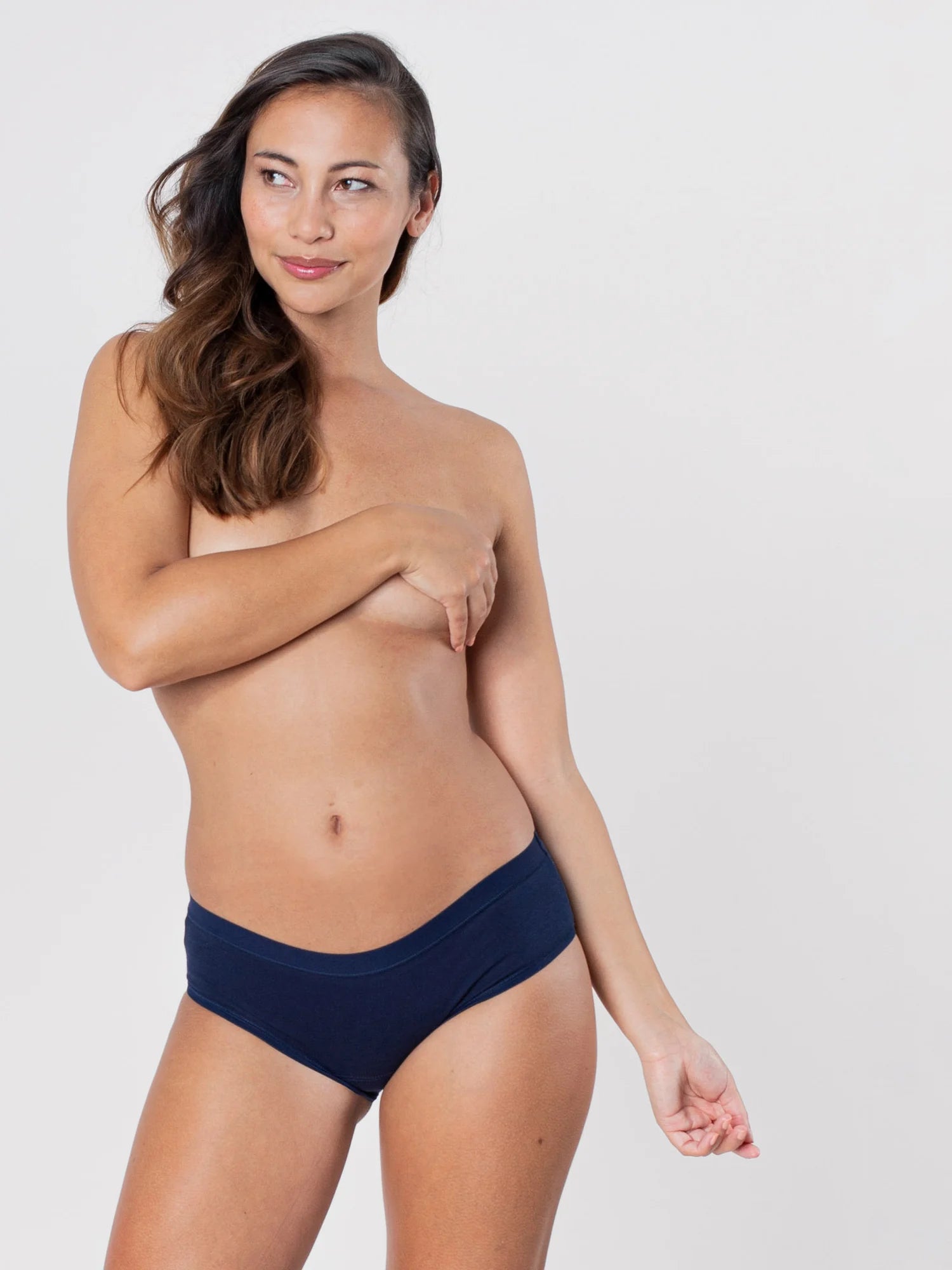 Unser Model Sandra ist 1,70 m groß und trägt Carla in weiß in der Größe 38