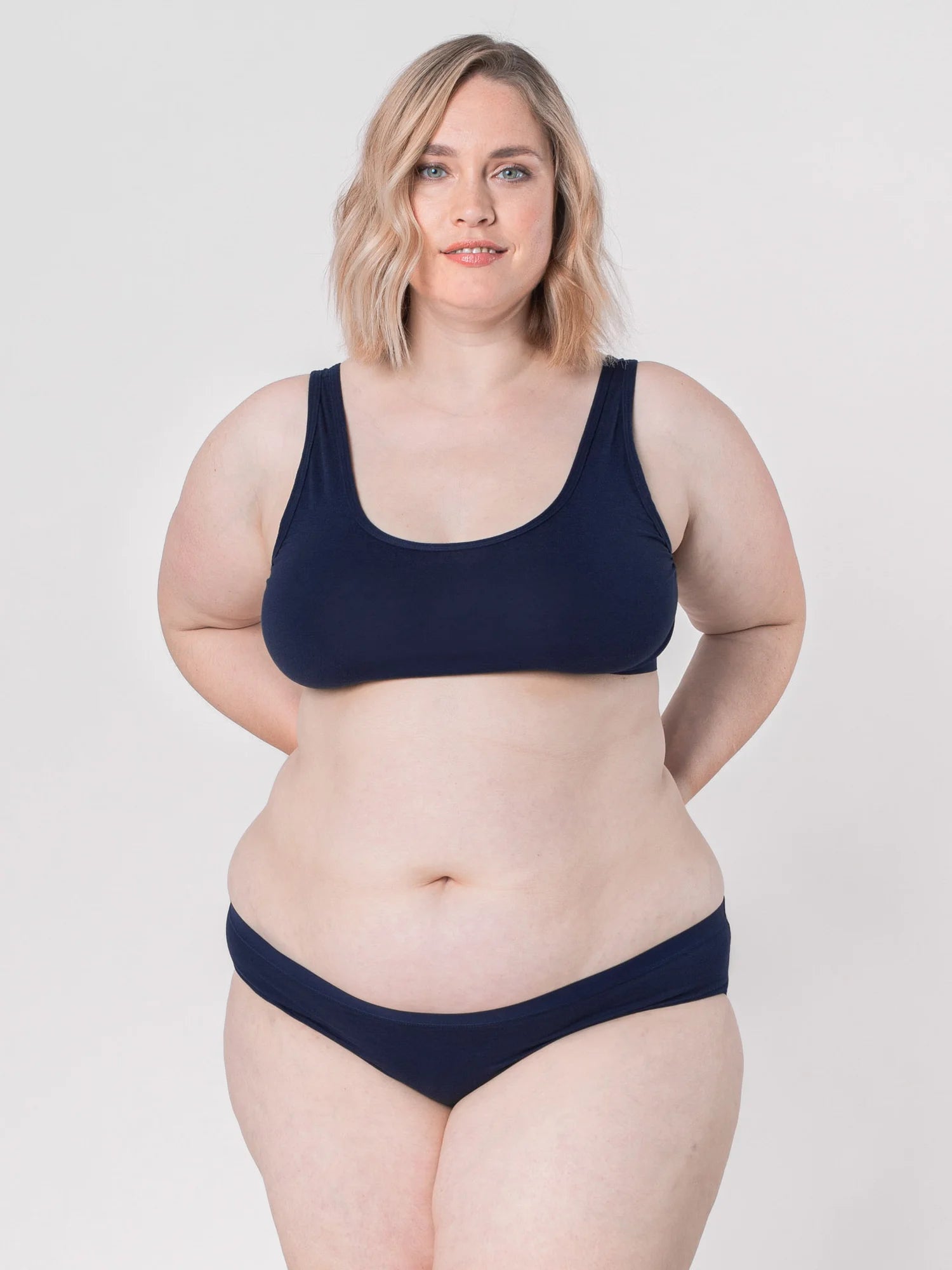 Unser Model Sandra ist 1,70 m groß und trägt Vera in weiß in der Größe 38