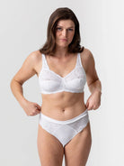 Unser Model Zoe ist 1,67 m groß und trägt Paula in cappuccino in der Größe 75D
