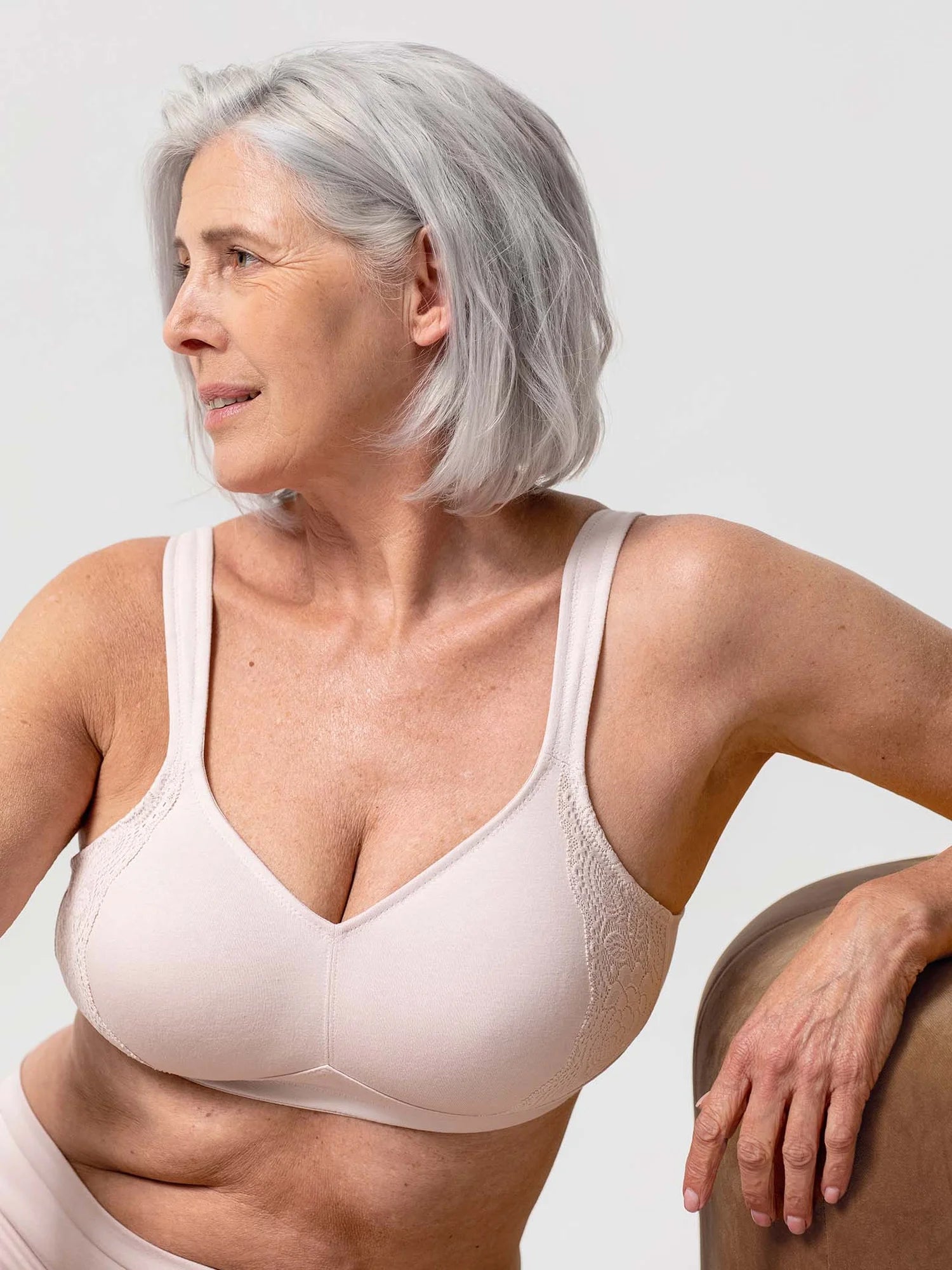 Unser Model Lisa ist 1,68m groß und trägt eine Größe 80B