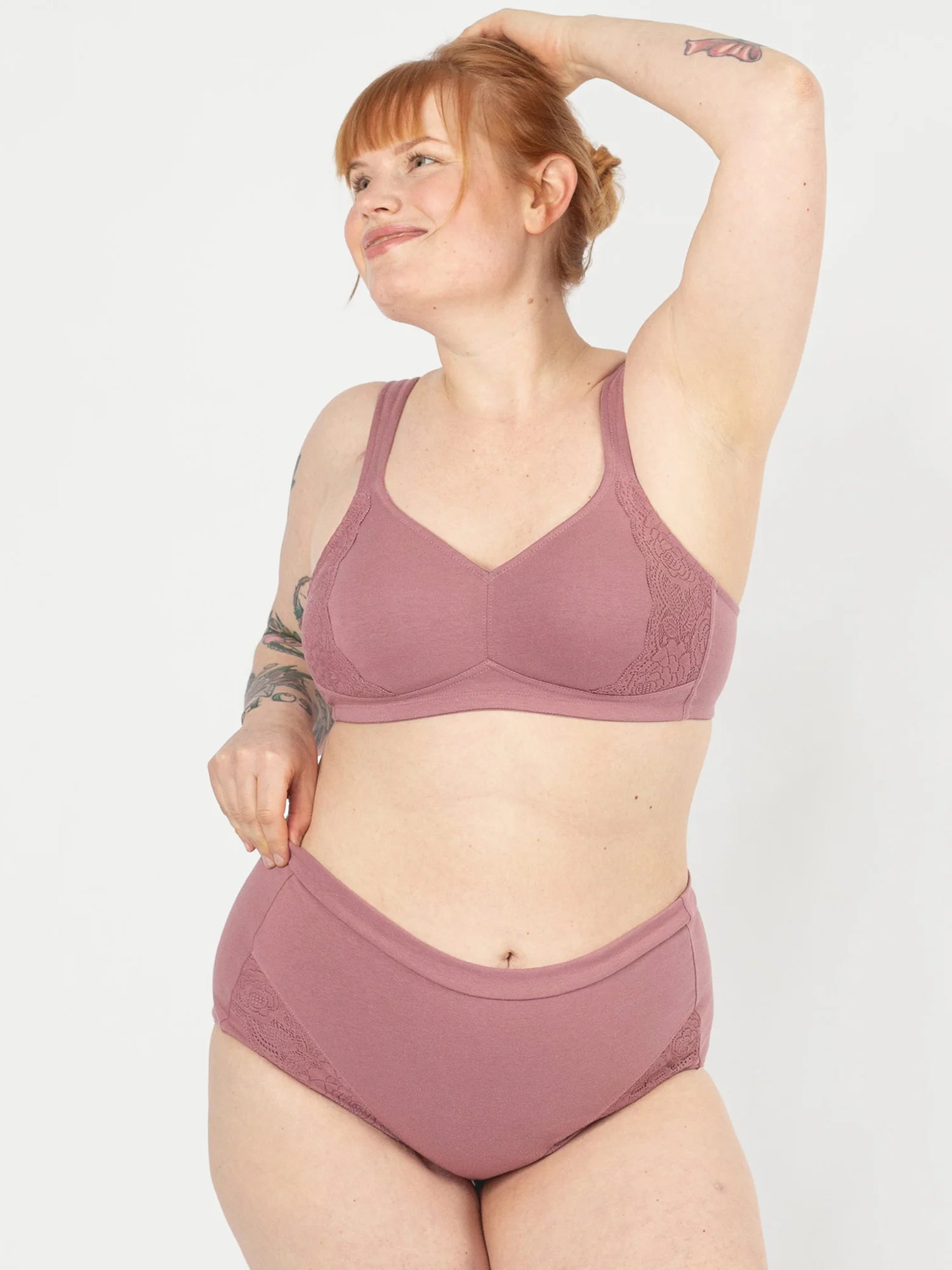 Unser Model Lisa ist 1,68m groß und trägt eine Größe 80B
