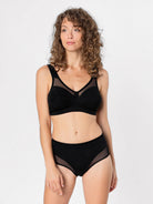 Unser Model Leticia ist 1,75 m groß und trägt Anni in cappuccino in der Größe 90C