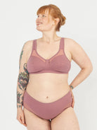 Unser Model Leticia ist 1,75 m groß und trägt Anni in cappuccino in der Größe 90C