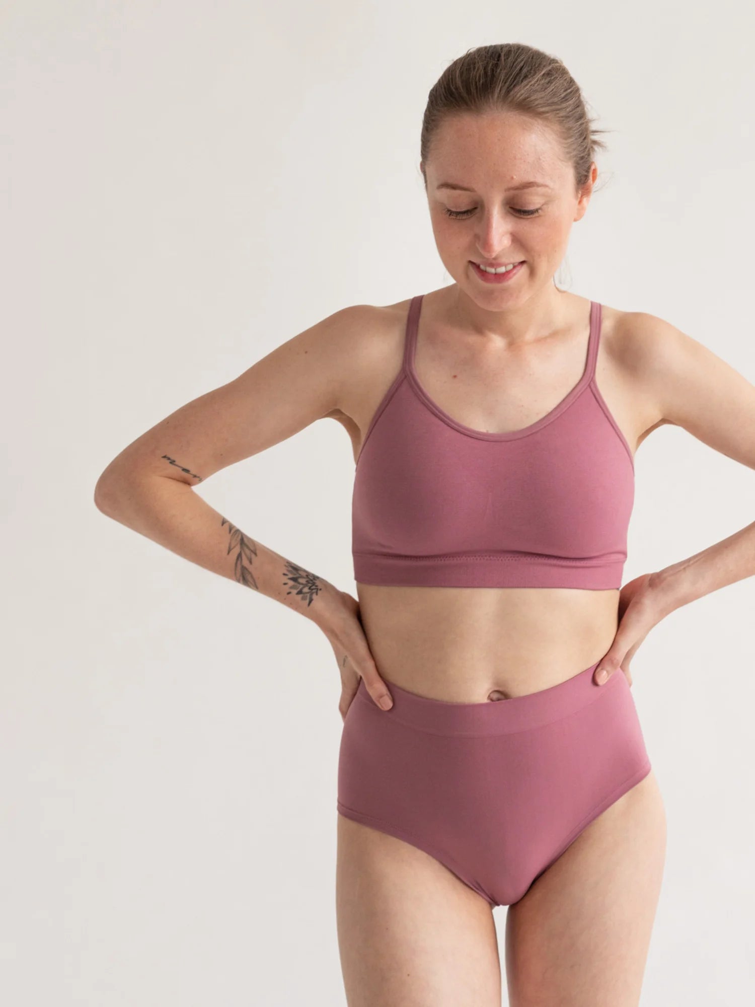 Unser Model Paola ist 1,66 m groß und trägt Lula in mauve in der Größe S