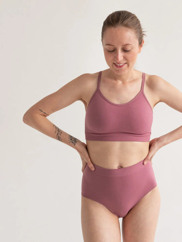 Unser Model Paola ist 1,66 m groß und trägt Lula in mauve in der Größe S