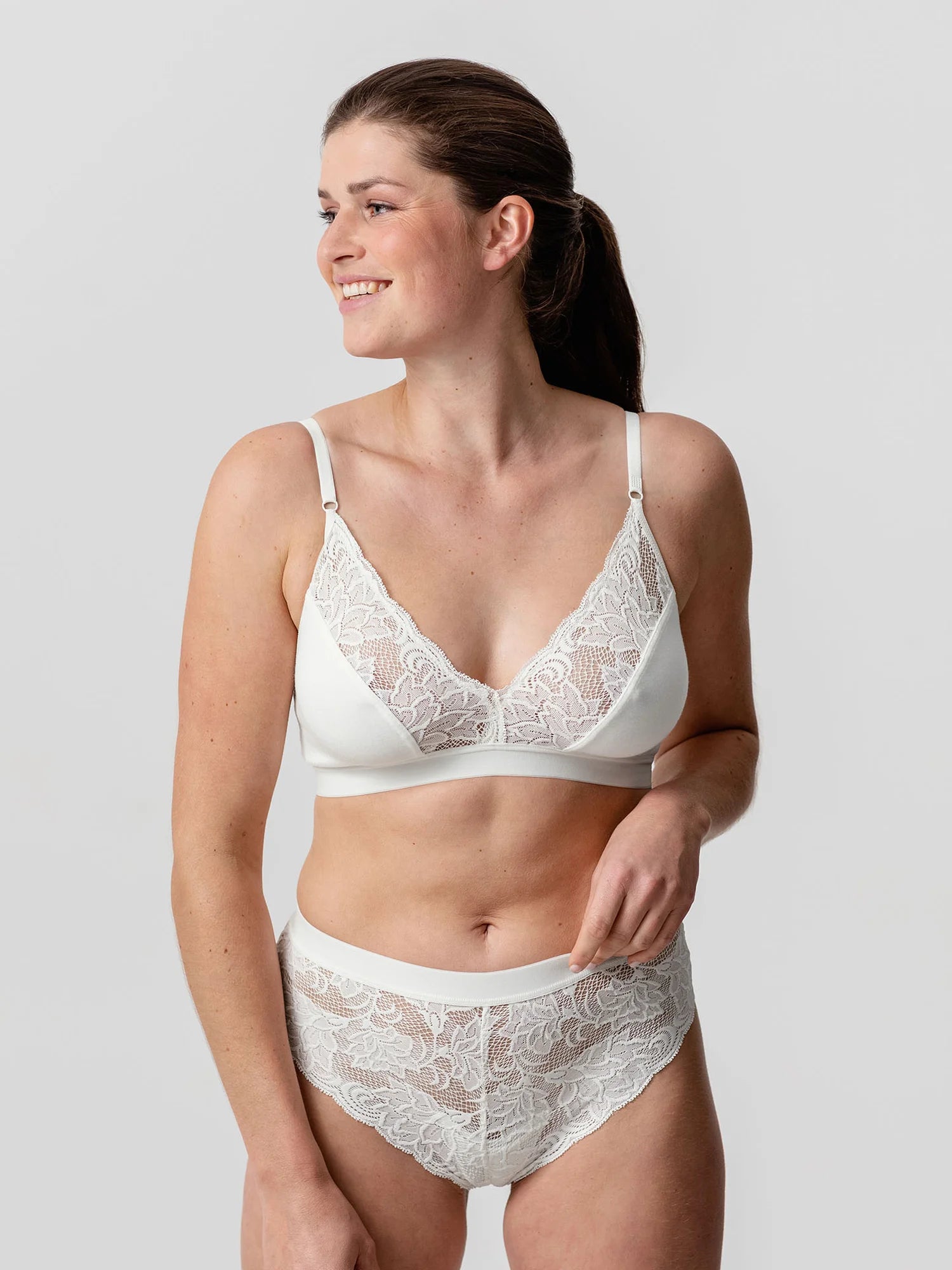 Unser Model Gvantsa ist 1,68 m groß und trägt Isabell in weinrot in der Größe 36