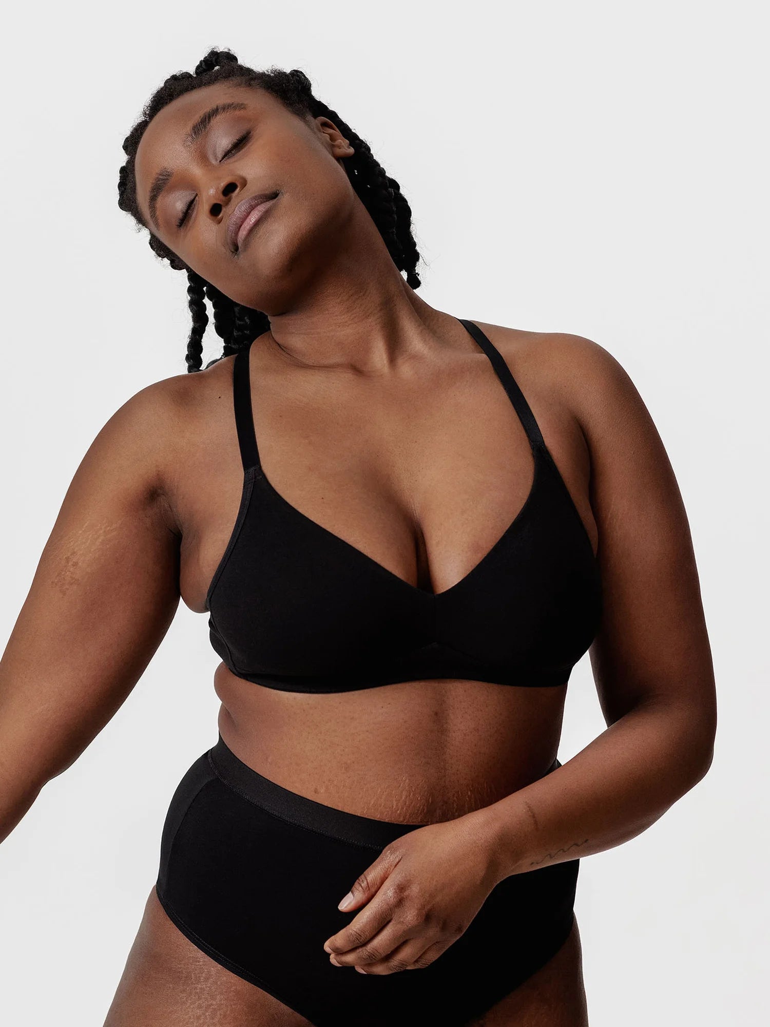 Unser Model Lisa ist 1,68 m groß und trägt unsere Amela in schwarz in der Größe 75B