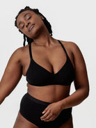 Unser Model Lisa ist 1,68 m groß und trägt unsere Amela in schwarz in der Größe 75B