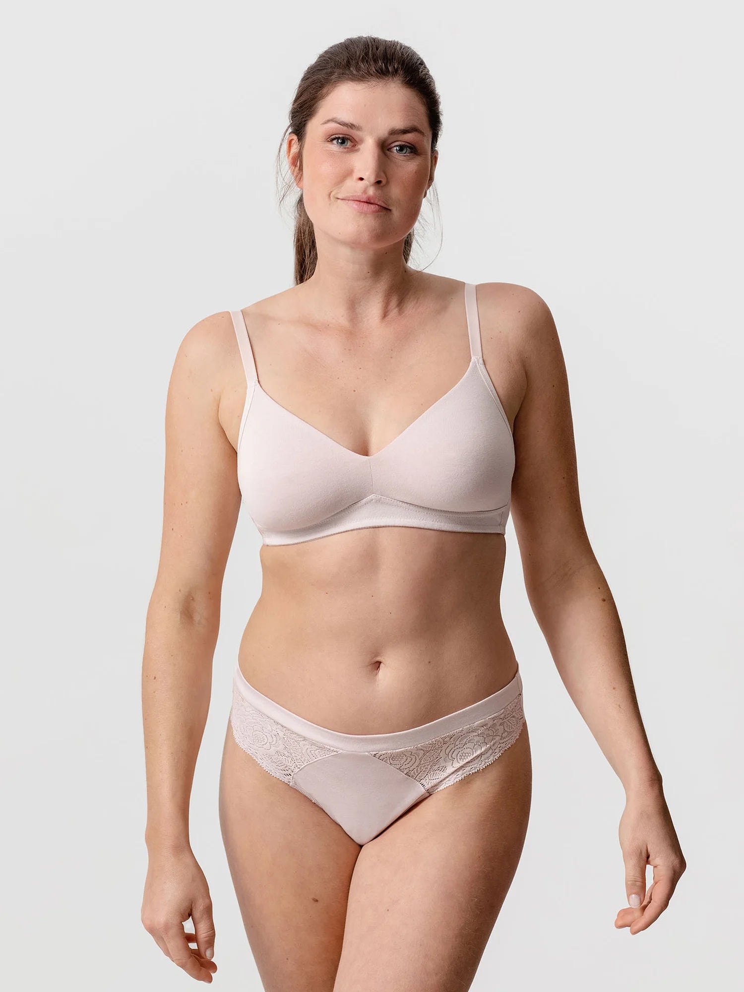 Unser Model Lisa ist 1,68 m groß und trägt unsere Amela in schwarz in der Größe 75B