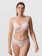 Unser Model Lisa ist 1,68 m groß und trägt unsere Amela in schwarz in der Größe 75B