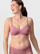 Unser Model Lisa ist 1,68 m groß und trägt unsere Amela in schwarz in der Größe 75B