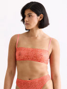 Unsere Models tragen das Dreamy Lace Briefs in Größe 42 bzw. 36.