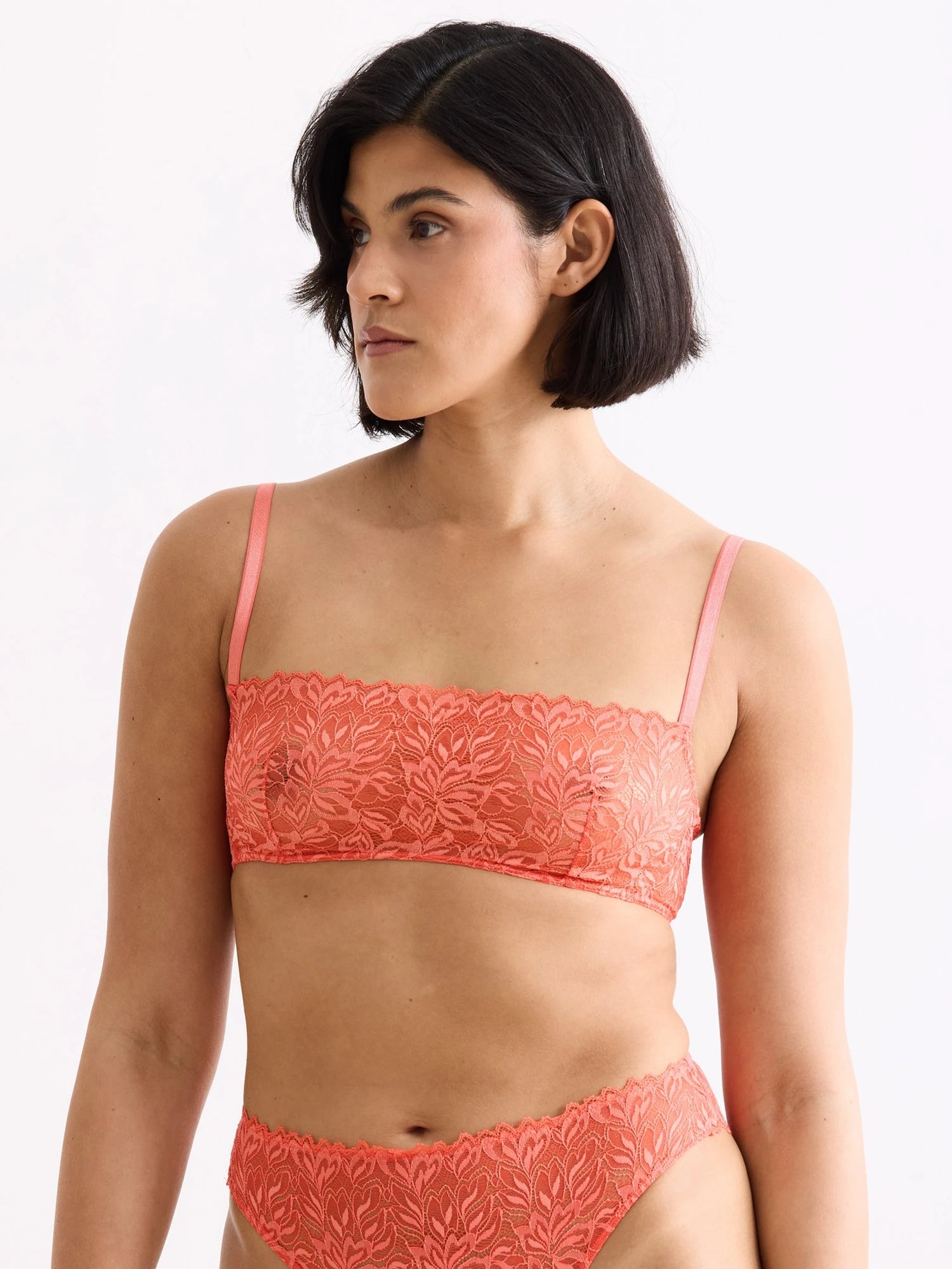 Unsere Models tragen das Dreamy Lace Briefs in Größe 42 bzw. 36.