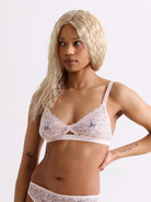 Unsere Models tragen das Dreamy Lace Cut-Out Bralette in Größe 42 bzw. 36.
