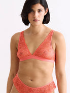 Unsere Models tragen den Dreamy Plunge BH in Größe 42 bzw. 36.