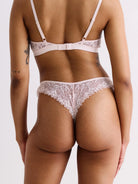 Unsere Models tragen den Dreamy Lace Brazil String in Größe 42 bzw. 36.