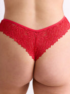 Unsere Models tragen den Dreamy Lace Brazil String in Größe 42 bzw. 36.