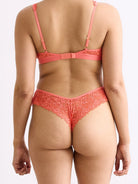 Unsere Models tragen den Dreamy Lace Brazil String in Größe 42 bzw. 36.