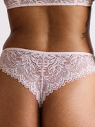 Unsere Models tragen den Dreamy Lace High Waist Brazil String in Größe 42 bzw. 36.