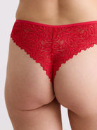 Unsere Models tragen den Dreamy Lace High Waist Brazil String in Größe 42 bzw. 36.